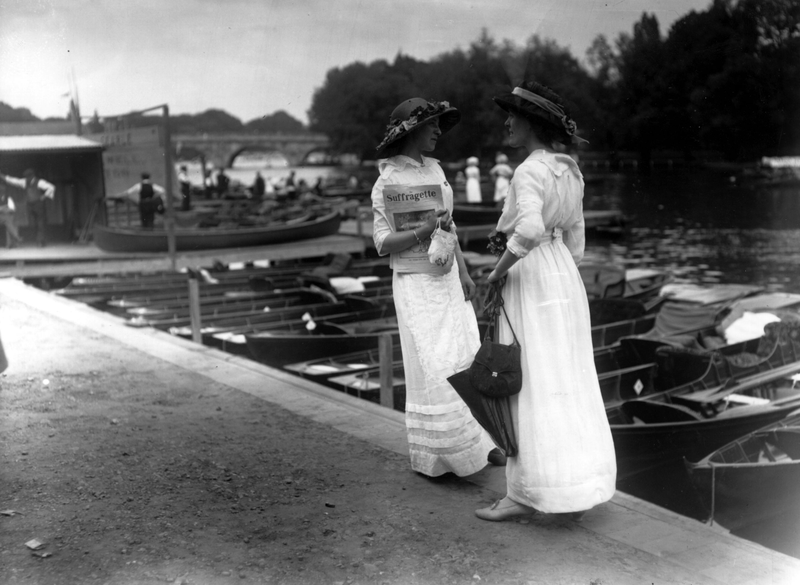 Illustration for article titled Some Classic, Corseted Regatta Fashions from Days Gone By